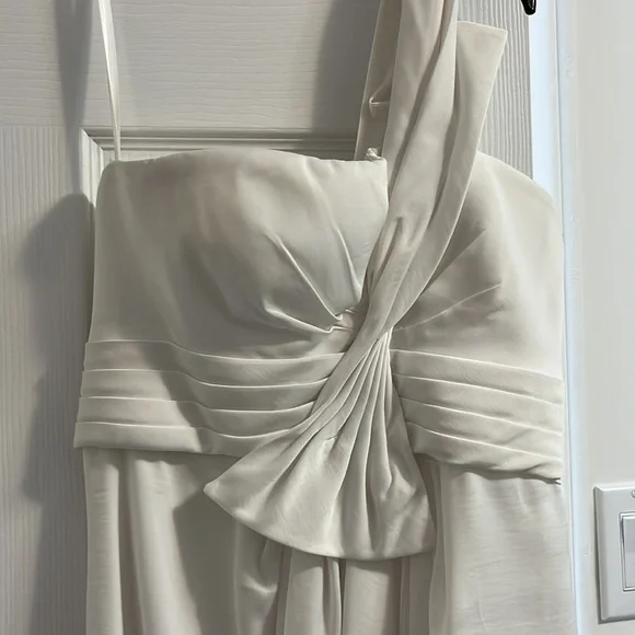 delicate dress that has been worn twice for events. The quality is incredible - Picture 2 of 5